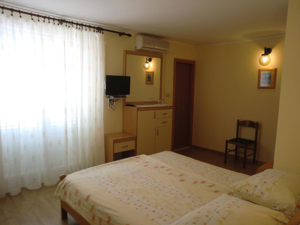 Guest House Sandra Rab Town Oda fotoğraf